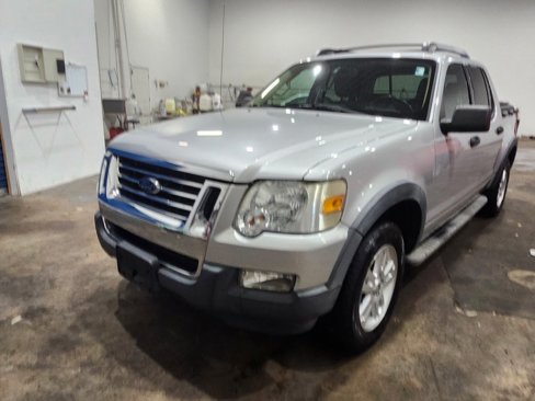 Used 2010 Ford Explorer Sport Trac XLT image 2