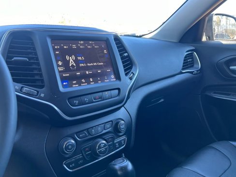 Used 2023 Jeep Cherokee Altitude Lux image 23