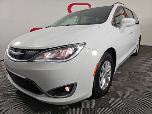 Certified 2017 Chrysler Pacifica Touring-L image 3