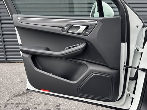 Certified 2025 Porsche Macan image 9