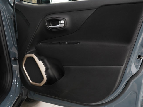 Used 2017 Jeep Renegade Latitude w/ Cold Weather Group image 9