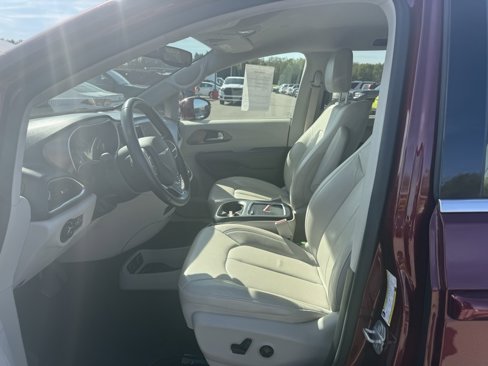 Used 2018 Chrysler Pacifica Touring-L Plus image 10