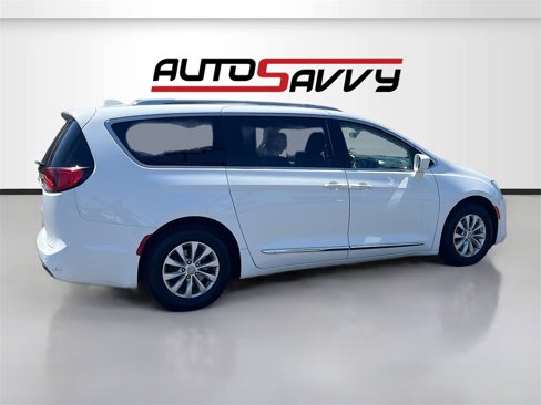 Used 2018 Chrysler Pacifica Touring-L image 7