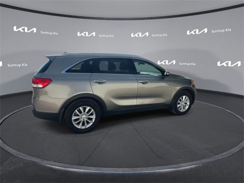 Used 2017 Kia Sorento LX w/ LX Convenience Package image 21
