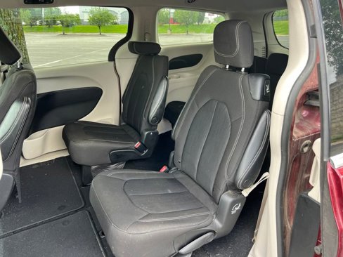 Used 2022 Chrysler Voyager LX image 22