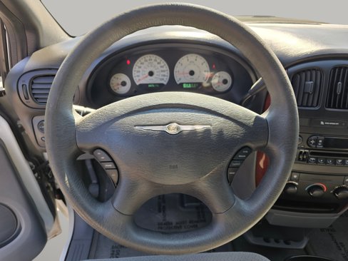 Used 2005 Chrysler Town & Country LX image 5
