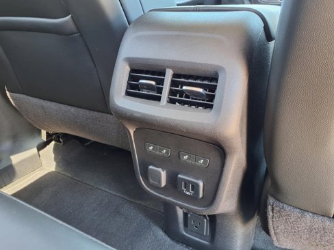 Used 2018 Chevrolet Equinox Premier image 16