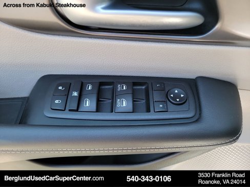 Used 2024 Chrysler Pacifica Touring-L image 25