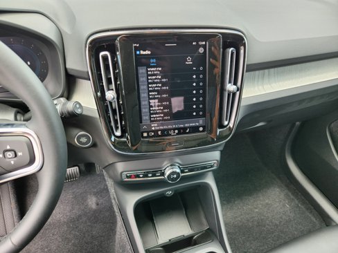 New 2025 Volvo XC40 B5 Core w/ Climate Package image 25