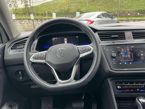 Certified 2022 Volkswagen Tiguan SE image 14