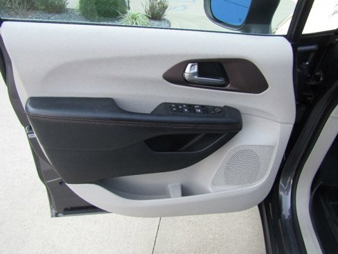 Used 2017 Chrysler Pacifica Touring image 12