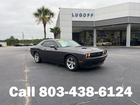 Used 2015 Dodge Challenger SXT image 1