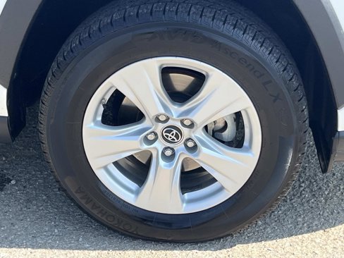 Used 2019 Toyota RAV4 LE image 9