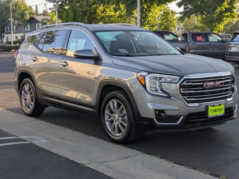 Used 2024 GMC Terrain SLT image 3