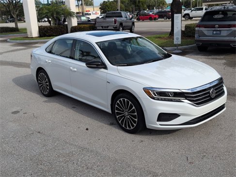 Certified 2022 Volkswagen Passat 2.0T image 2
