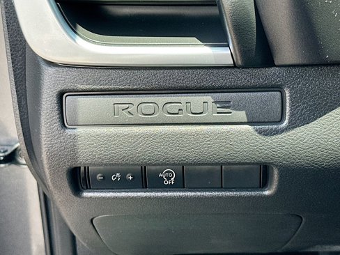 Used 2023 Nissan Rogue S image 11