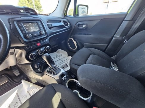 Used 2017 Jeep Renegade Latitude w/ Popular Equipment Group image 17