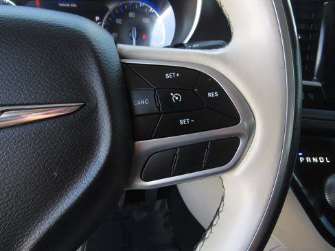 Used 2020 Chrysler Pacifica Limited image 27