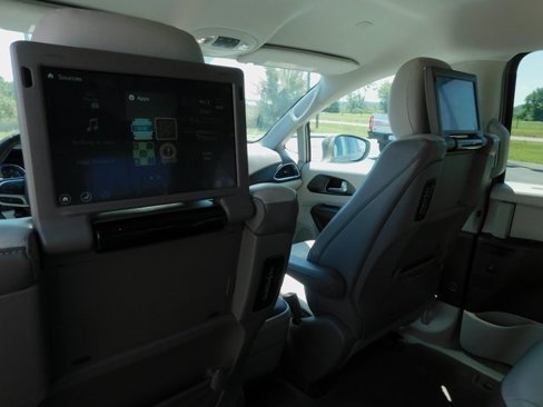 Used 2017 Chrysler Pacifica Touring-L Plus w/ Advanced Safetytec Group image 21