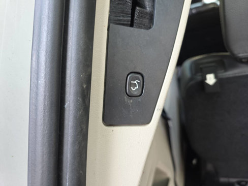 Used 2016 Chrysler Town & Country Touring w/ Driver Convenience Group image 17