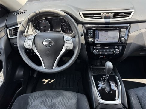 Used 2016 Nissan Rogue SV image 3