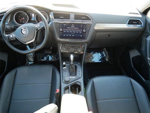 Used 2018 Volkswagen Tiguan SE w/ Panoramic Sunroof Package image 12