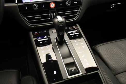 Certified 2025 Porsche Macan Turbo image 33