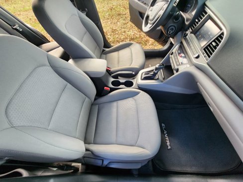 Used 2017 Hyundai Elantra SE image 9