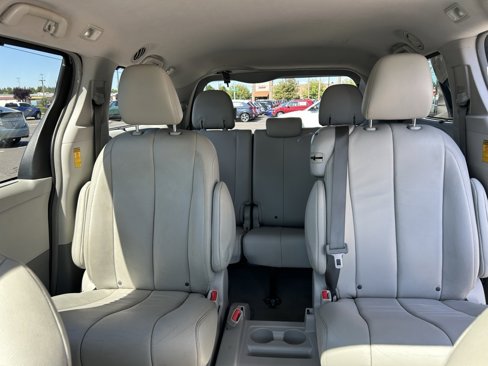 Used 2014 Toyota Sienna XLE image 23