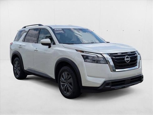 Used 2024 Nissan Pathfinder SV image 3