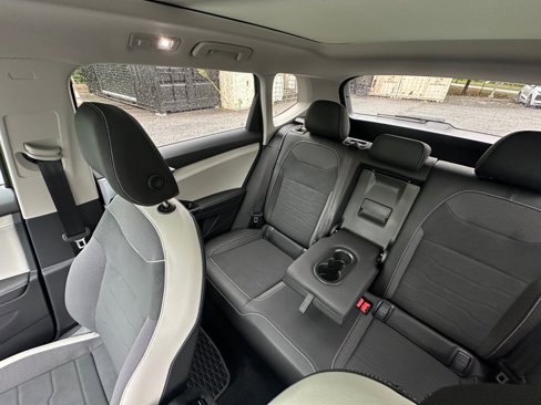 Used 2025 Volkswagen Taos SE image 33
