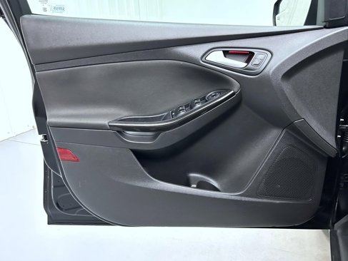 Used 2016 Ford Focus Titanium w/ Titanium Cold Weather Package image 9
