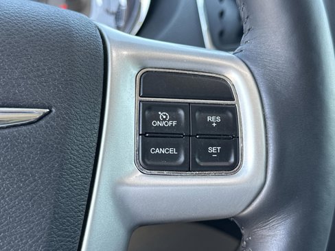 Used 2016 Chrysler Town & Country Touring-L image 11