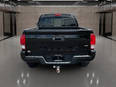 Used 2017 Toyota Tacoma TRD Sport image 4