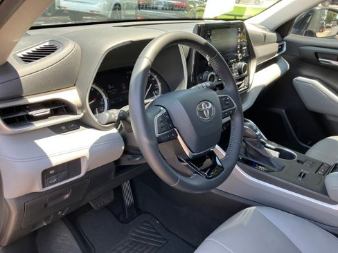 Used 2020 Toyota Highlander XLE image 17