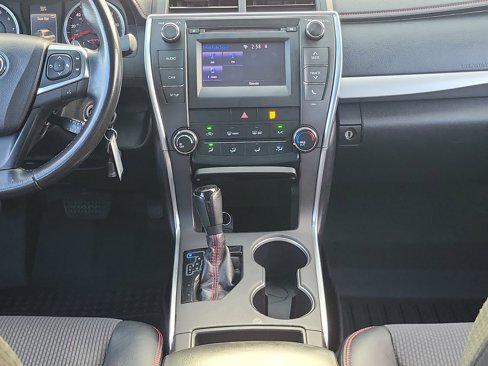 Used 2016 Toyota Camry SE image 18