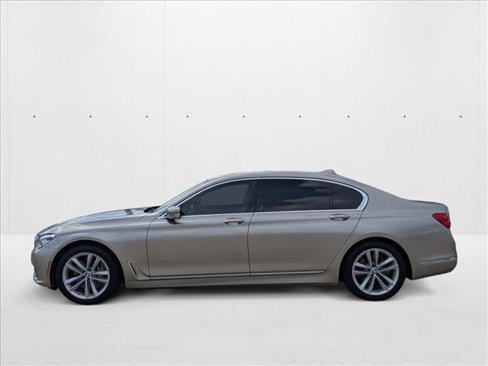 Used 2017 BMW 750i xDrive image 9