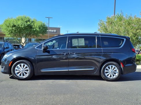 Used 2019 Chrysler Pacifica Touring-L image 3