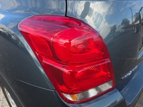 Used 2022 Chevrolet Trax LT w/ LT Convenience Package image 18