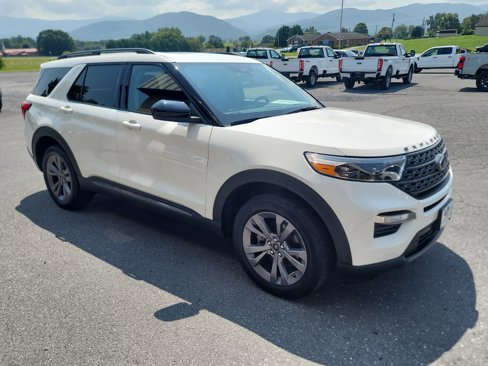 Used 2022 Ford Explorer XLT w/ Equipment Group 202A image 4