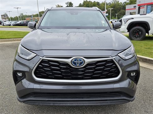 Used 2022 Toyota Highlander XLE image 2