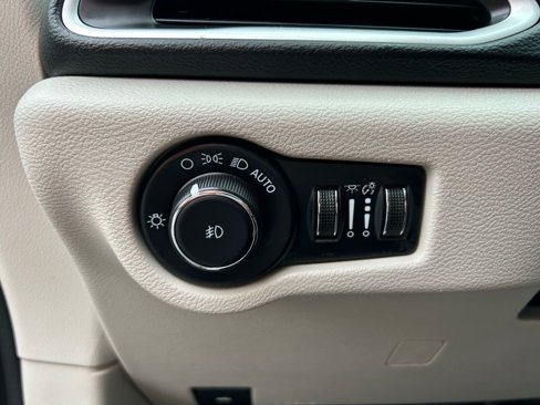 Used 2023 Chrysler Pacifica Touring-L image 17