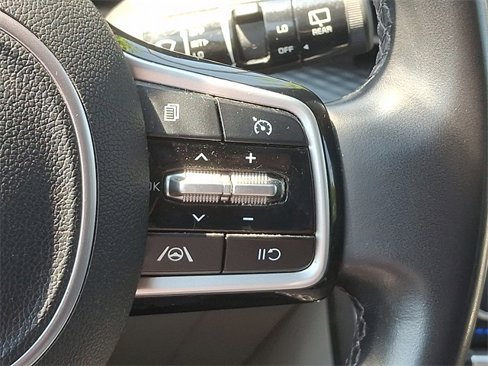 Used 2023 Kia Carnival LX image 20