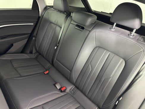 Used 2023 Audi e-tron Premium Plus w/ Premium Plus Package image 12