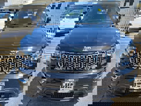 Used 2019 Jeep Grand Cherokee Laredo image 2