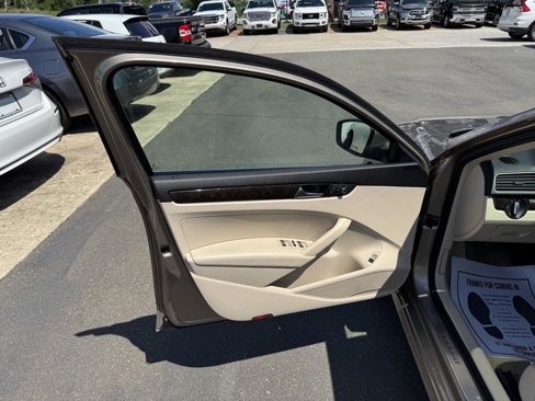 Used 2015 Volkswagen Passat TDI SEL Premium image 6