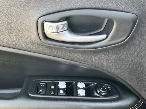 Used 2018 Jeep Compass Sport w/ Tech Group image 12