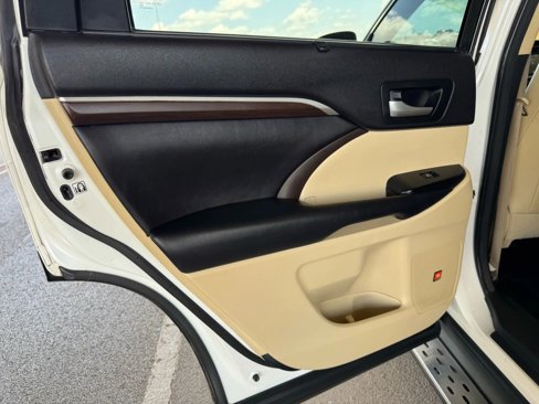 Used 2016 Toyota Highlander Limited image 19