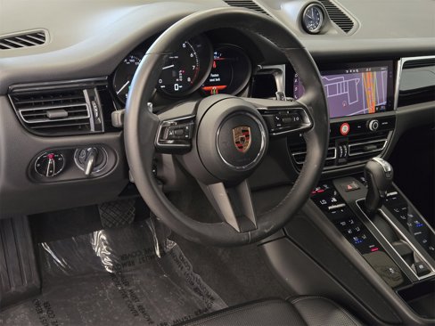Certified 2025 Porsche Macan image 4
