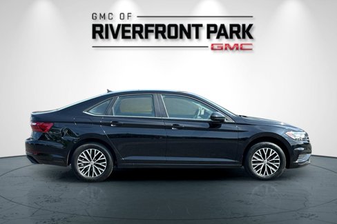 Used 2021 Volkswagen Jetta SE image 2